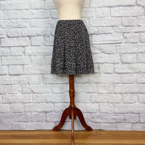 Uniqlo Gray Leopard Print Tiered Knee-Length Skirt - Picture 1 of 9